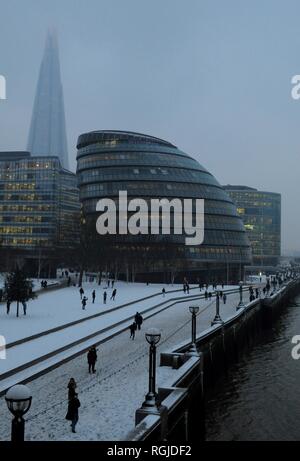 Il municipio in più lo sviluppo di Londra, con il Coccio in background, Southwark, Londra, Regno Unito. Foto Stock