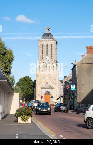 La Normandia, Francia - 25 agosto 2018: Vista della Chiesa in Montmartin-sur-Mer. Ts è un comune nel dipartimento di manche in Normandia, Francia. Foto Stock