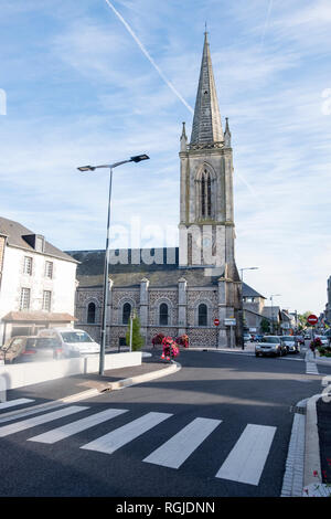 Brehal, Normandia, Francia - 25 agosto 2018: la chiesa Notre Dame in Brehal Normandia Francia Foto Stock