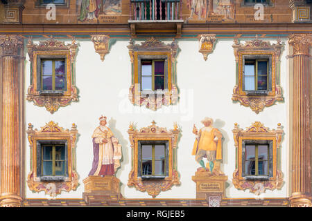 Casa medioevale con murale colorato nel centro di Berchtesgaden, Germania Foto Stock