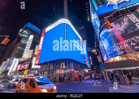 Un enorme tabellone elettronico in Times Square a New York martedì, 22 gennaio 2019 pubblicizza il "Logic." marca vaping e-CIG. (© Richard B. Levine) Foto Stock