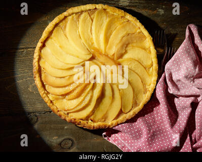 Flan di mele cotogne con le fette di mela cotogna in cima, cibo still-life fotografia Foto Stock