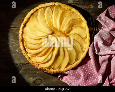 Flan di mele cotogne con le fette di mela cotogna in cima, cibo still-life fotografia Foto Stock