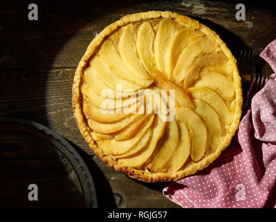 Flan di mele cotogne con le fette di mela cotogna in cima, cibo still-life fotografia Foto Stock