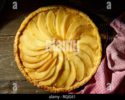 Flan di mele cotogne con le fette di mela cotogna in cima, cibo still-life fotografia Foto Stock