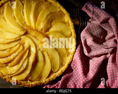 Flan di mele cotogne con le fette di mela cotogna in cima, cibo still-life fotografia Foto Stock