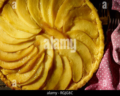 Flan di mele cotogne con le fette di mela cotogna in cima, cibo still-life fotografia Foto Stock