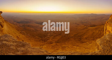 Panoramica vista sunrise di Makhtesh (Cratere) Ramon, nel deserto del Negev, Israele sud. Si tratta di un rilievi geologici di un grande circo di erosione Foto Stock