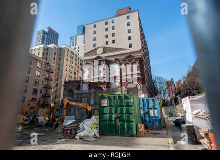 La facciata della ex San Jospeh orfano della cappella di asilo, ingegnosamente incorporata nella parete di un appartamento condominio è rivelato dopo la demolizione di un edificio adiacente, visto nella Upper East Side di New York Sabato, 26 gennaio 2019. Il neo-classico edificio 1898 è stata venduta nel 1918 e convertito in un garage. Nel 1983 l'edificio fu acquistato per la costruzione di un condominio ma la facciata è stata lasciata annegare nel lato del nuovo edificio. L'adiacente edificio a due piani parzialmente oscurato la facciata fino a quando non è stato recentemente demolito per il costrutto Foto Stock