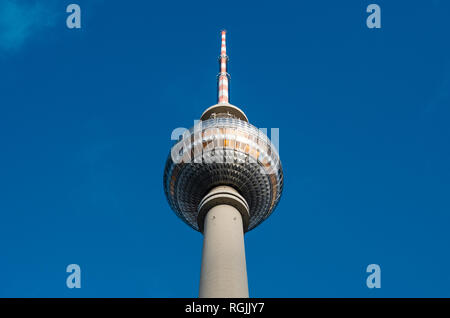 Berlino, Germania - Gennaio 2019 : la Fernsehturm (torre della TV / La Torre della televisione) di Berlino, Germania. Foto Stock