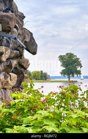 Vista dalla grotta di Castello di Schwerin sul Lago di Schwerin. All'orizzonte di una struttura e di una barca a vela. Foto Stock