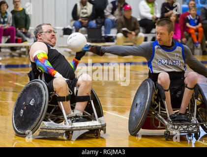 Atleti disabili competere nei due giorni di Queen City sedia a rotelle di collisione torneo di rugby Mooresville, Carolina del Nord il 26 gennaio 2019. Foto Stock