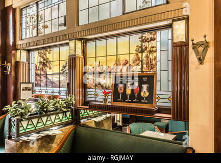 Bruxelles, Belgio - 01 18 2019: Art deco design interno della TAVERNA L'Espérance con vetrate e mobili antichi Foto Stock