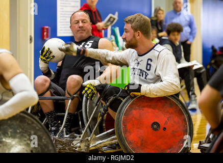 Atleti disabili competere nei due giorni di Queen City sedia a rotelle di collisione torneo di rugby Mooresville, Carolina del Nord, il 26 gennaio 2019. Foto Stock