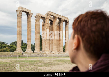 La Grecia, Atene, Olympeion, Donna che guarda al Tempio di Zeus Foto Stock