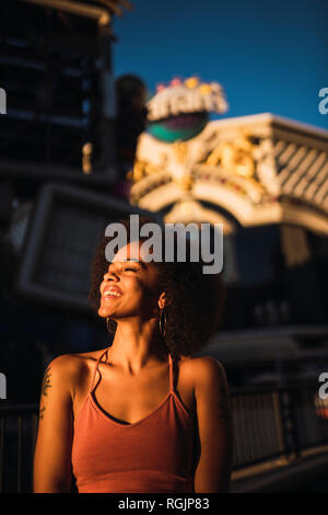 Stati Uniti d'America, Nevada, Las Vegas, ritratto di felice giovane donna nella città di notte Foto Stock