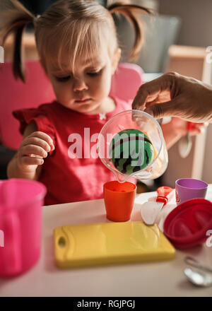Bambina giocare insieme con suo padre a casa Foto Stock