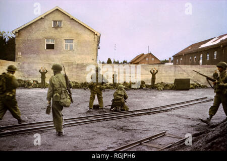 Catturare le guardie SS nel cantiere di carbone a una concentrazione di Camp da parte della 42a divisione di fanteria, U.S. Settimo esercito, Dachau, Germania, Europa Centrale Campagna, Western invasione alleata della Germania, Aprile 1945 Foto Stock