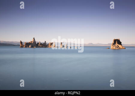 Stati Uniti, California, Lee Vining, Sud Area di tufo, Mono Lago, formazioni rocciose di sera Foto Stock