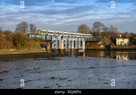 Southern Railway che attraversa il ponte sul fiume Itchen a St Denys, Southampton, Hampshire, Inghilterra, Regno Unito Foto Stock