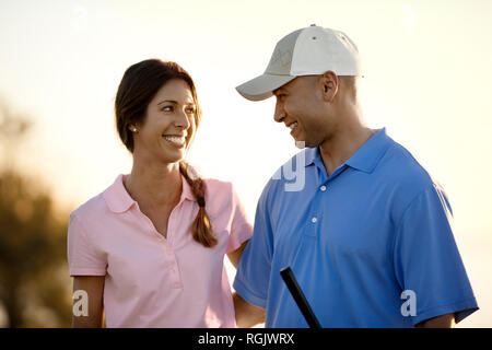 Felice coppia giovane giocando a golf insieme. Foto Stock