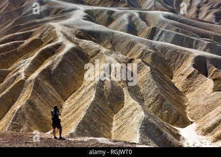 Stati Uniti d'America, Californien, Valle della Morte, Zabriskie Point, fotografo Foto Stock