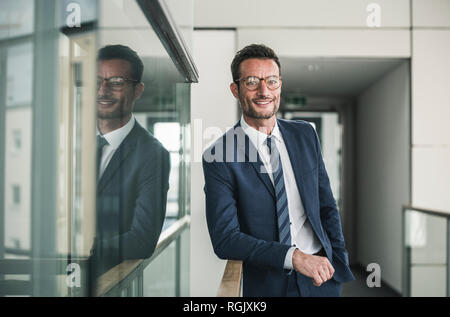 Ritratto di un imprenditore di successo, in piedi in edificio per uffici Foto Stock
