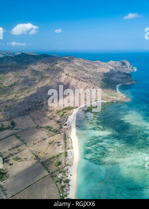 Indonesia, Sumbawa, West Sumbawa, veduta aerea della spiaggia Jelengah Foto Stock