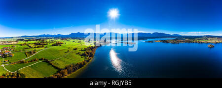 In Germania, in Baviera, Est Allgaeu, Garmisch-Partenkirchen district, Alpine Foreland, vista aerea del lago Staffelsee con le isole Foto Stock