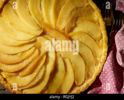 Flan di mele cotogne con le fette di mela cotogna in cima, cibo still-life fotografia Foto Stock