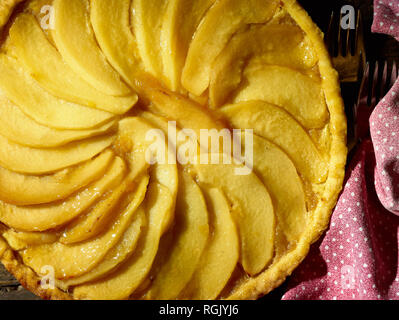 Flan di mele cotogne con le fette di mela cotogna in cima, cibo still-life fotografia Foto Stock