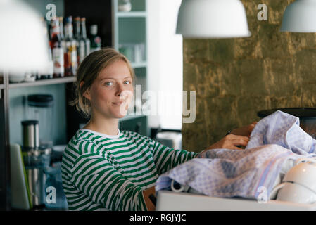 Ritratto di sorridente giovane donna in un cafe Foto Stock