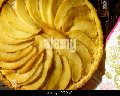 Flan di mele cotogne con le fette di mela cotogna in cima, cibo still-life fotografia Foto Stock