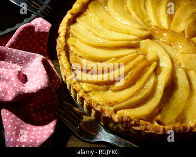 Flan di mela cotogna con fette di mela cotogna pattern food still-life fotografia Foto Stock