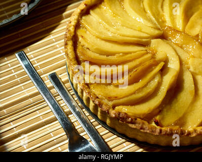 Flan di mela cotogna con fette di mela cotogna pattern food still-life fotografia Foto Stock