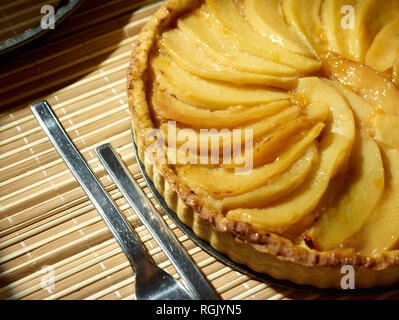 Flan di mela cotogna con fette di mela cotogna pattern food still-life fotografia Foto Stock