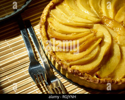 Flan di mela cotogna con fette di mela cotogna pattern food still-life fotografia Foto Stock