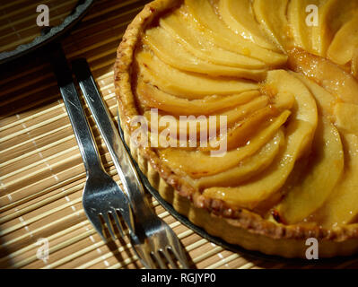 Flan di mela cotogna con fette di mela cotogna pattern food still-life fotografia Foto Stock