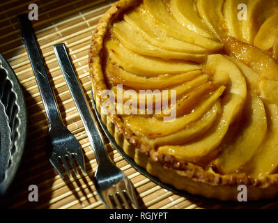 Flan di mela cotogna con fette di mela cotogna pattern food still-life fotografia Foto Stock