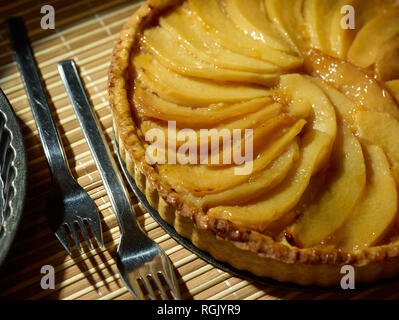 Flan di mela cotogna con fette di mela cotogna pattern food still-life fotografia Foto Stock