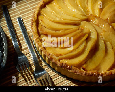 Flan di mela cotogna con fette di mela cotogna pattern food still-life fotografia Foto Stock