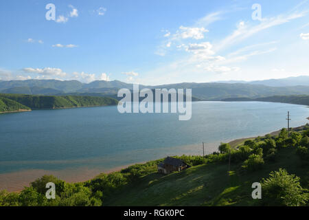 Esclude Debarsko Lago in Macedonia, con le montagne sullo sfondo. Foto Stock