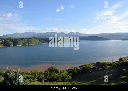 Esclude Debarsko Lago in Macedonia, con le montagne sullo sfondo. Foto Stock