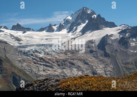 Majestic Aiguille Verte presi dai sentieri escursionistici attraverso la valle di Aiguilette des Posettes. Neve fresca polveri cime frastagliate Foto Stock
