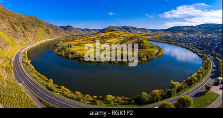 In Germania, in Renania Palatinato, Cochem-Zell, Bremm, vista panoramica della Mosella Loop e Mosella Foto Stock