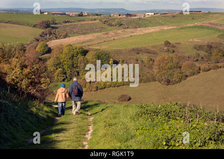 Ramblers nella campagna del Sussex vicino a Amberley Foto Stock