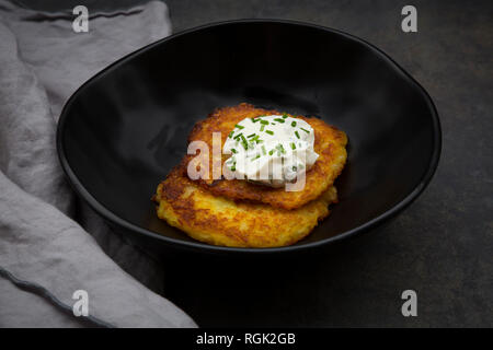 Frittelle di patate erborinati con la ricotta in una terrina Foto Stock