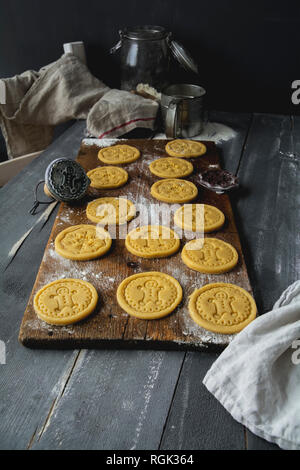 Materie breve motivo della crosta cookie cookie e timbro sulla tavola di legno Foto Stock