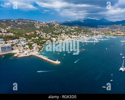 Isole Baleari spagna maiorca andratx regione, vista aerea del porto d'Andratx, costa e porto naturale con il faro Foto Stock