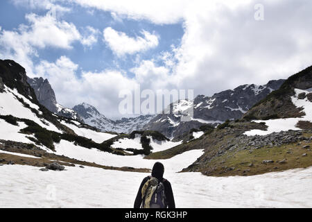 Giovane donna escursioni nel Parco Nazionale del Durmitor. Montagne, Vicino Bobotov Kuk. Montenegro. Foto Stock